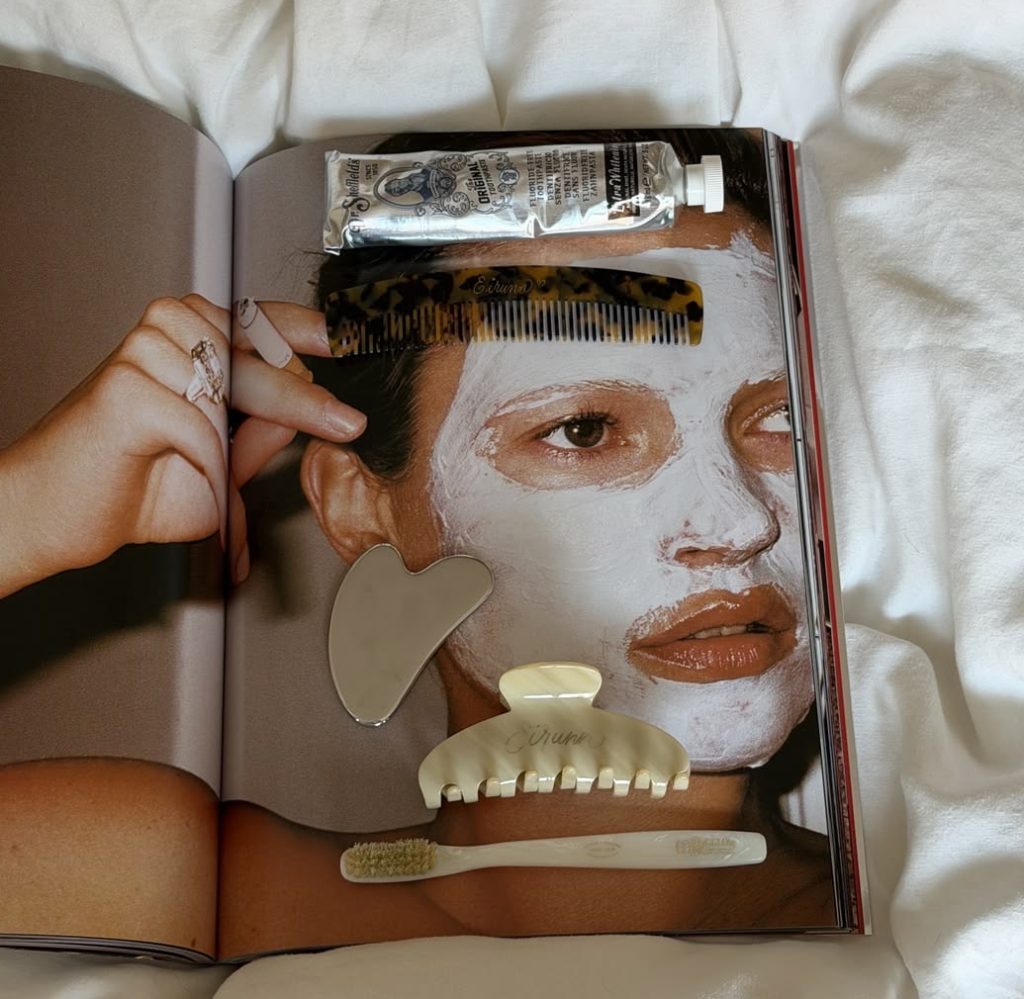 Magazine femme avec un masque de beauté 