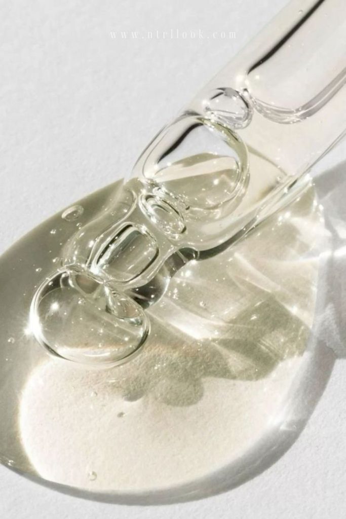 Plan rapproché sur la consistance de l'huile à cuticules nourrissantes.