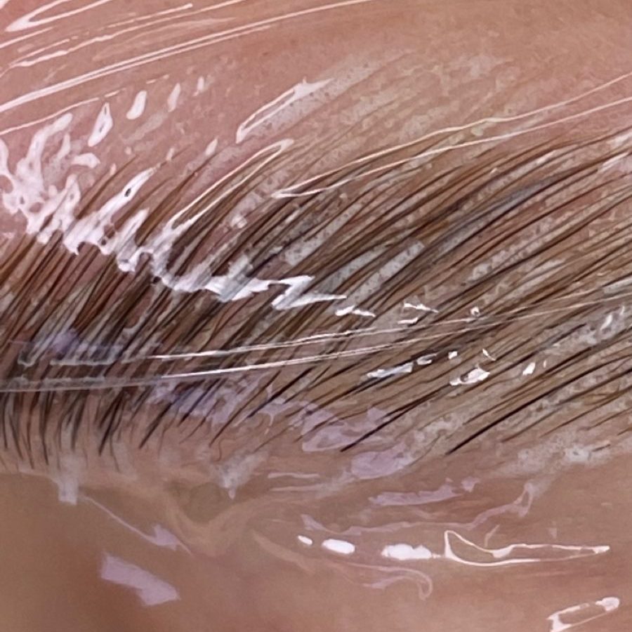 Sourcils en processus de lamination.
